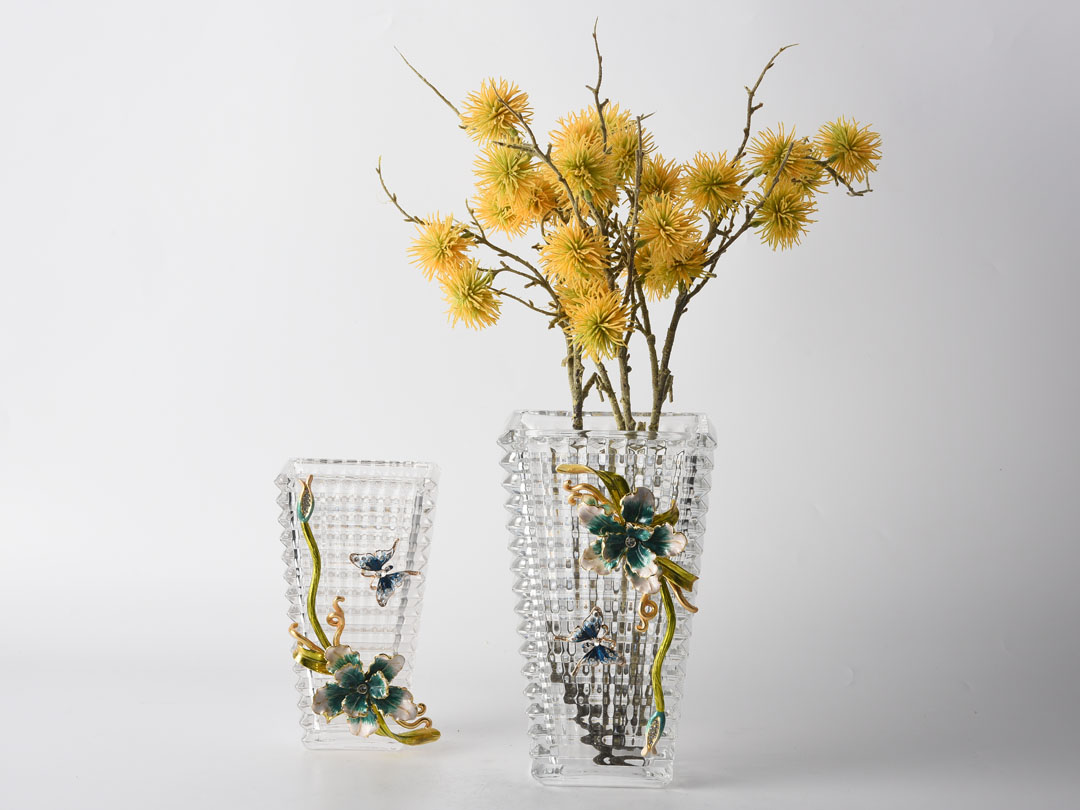 Decor vaza din sticla Baccarat cu irisi si fluturi