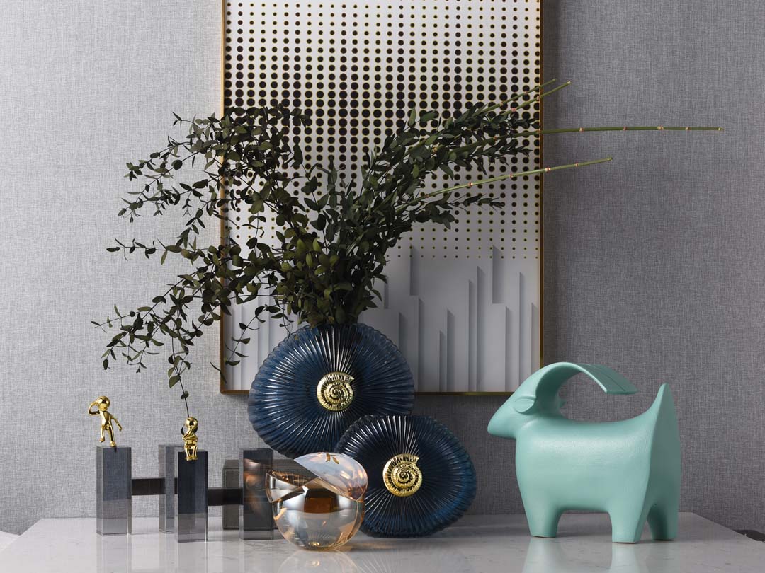 Decor vază de sticlă plată albastră cu decor auriu